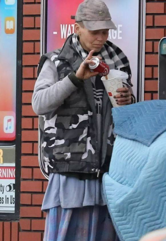 Ünlü model Loni Willison ön dişleri dökük yine çöp toplarken görüntülendi - Resim: 3